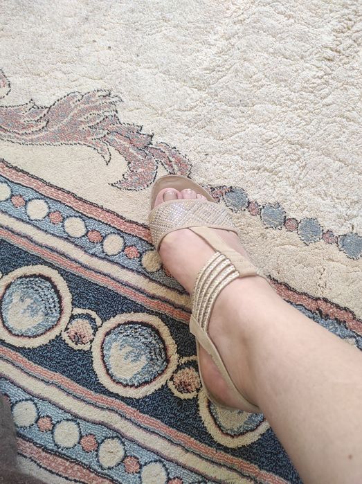 Sandale noi.Model plăcut.