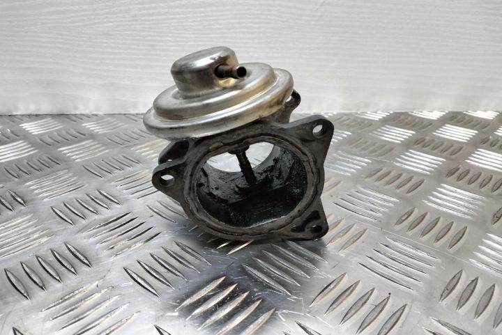 Supapa EGR cod 038129637D 038129637D Volkswagen VW Passat B6 seria