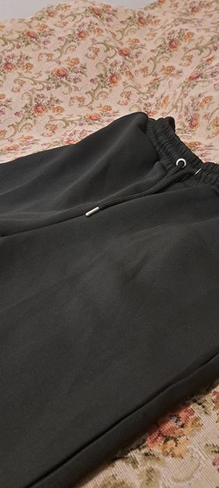 Pantaloni negri largi boohooman noi (pret pornire licitatie)