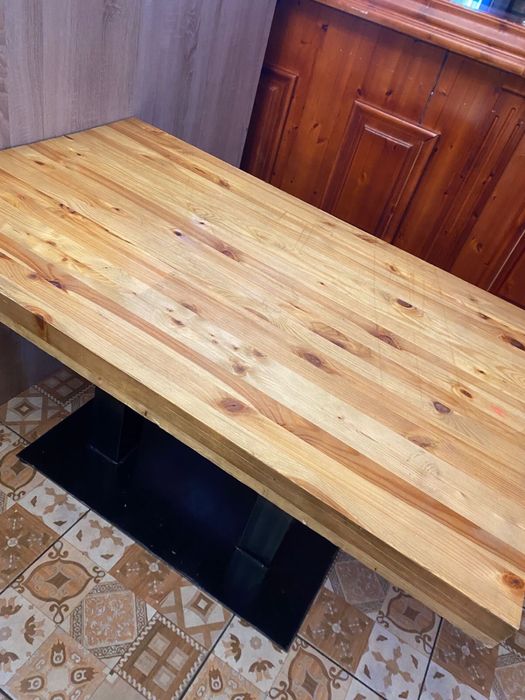 Стол из дерева.