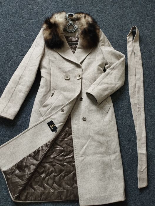 1marta kiyilgan sarpoga qilingan palto