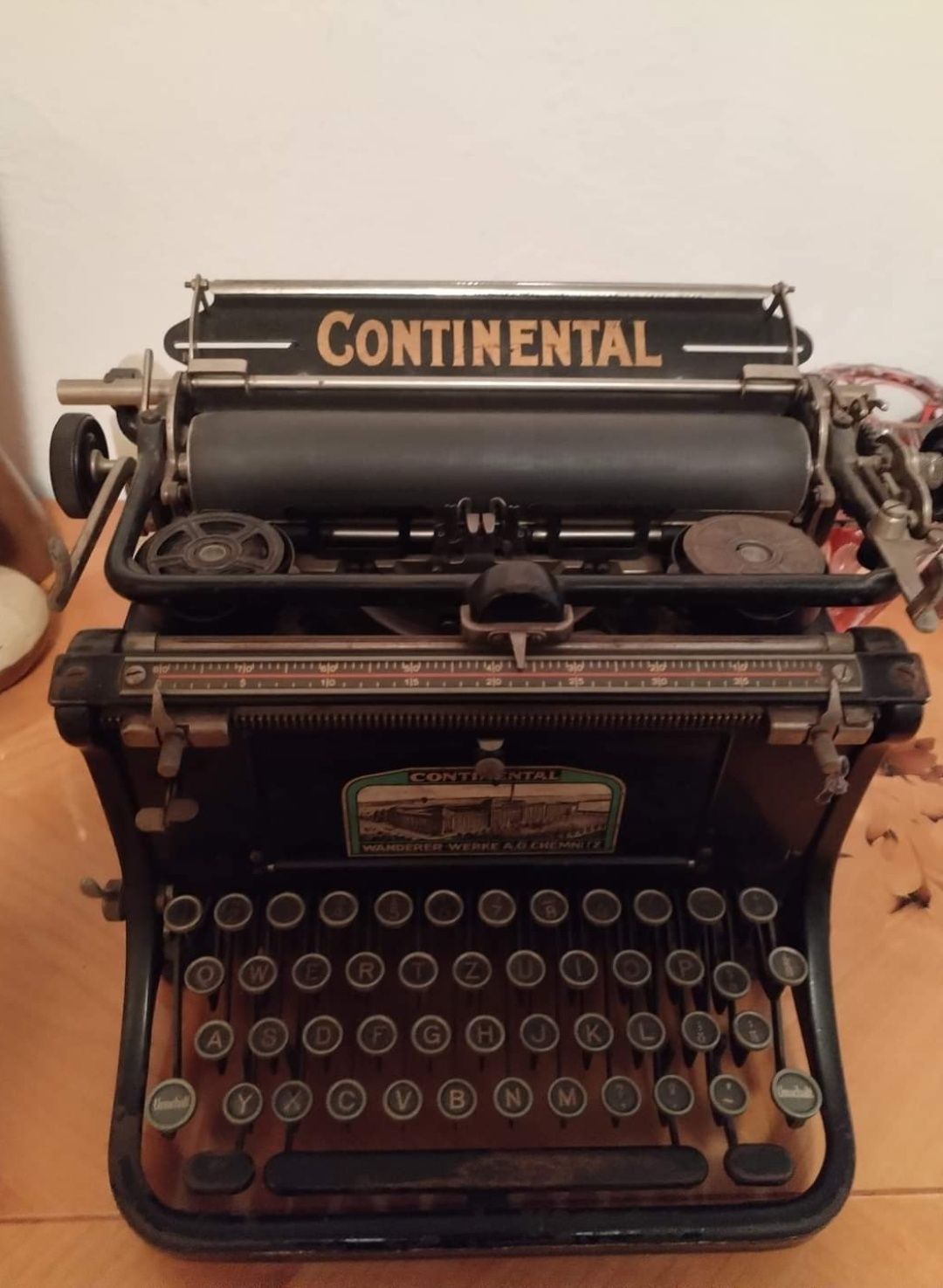 Masina de scris CONTINENTAL.
