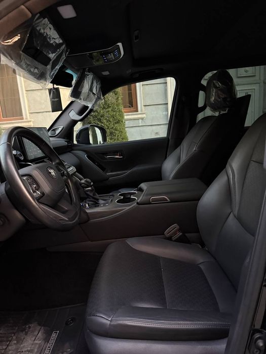 Toyota Land Cruiser 300