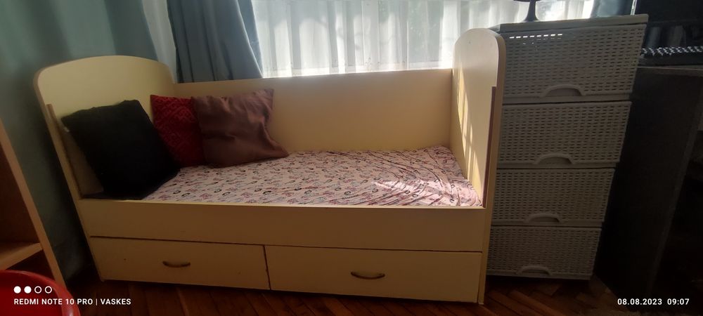 Детска кошара с парапет.