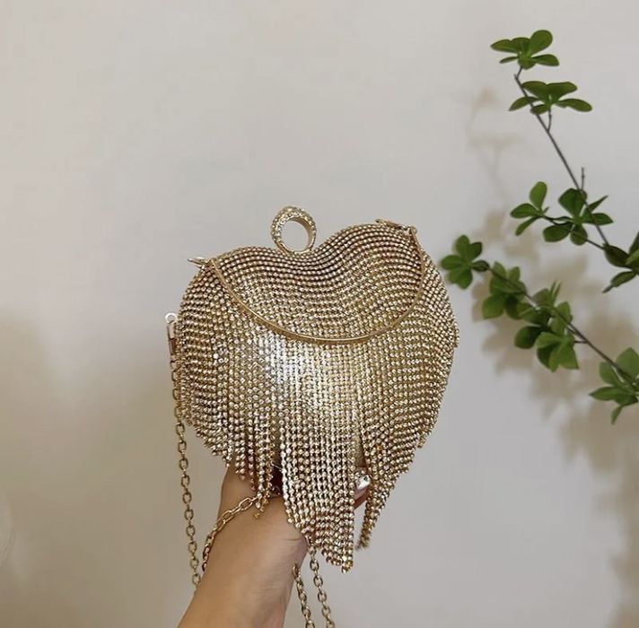 Вечерная сумка с бахрамой