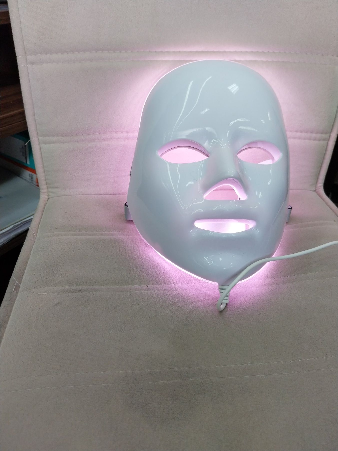 Козметична LED маска за лице.