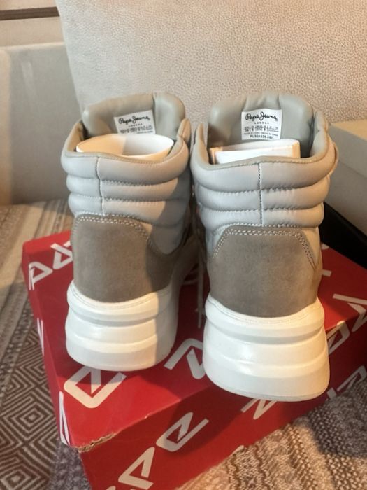 Дамски спортни обувки