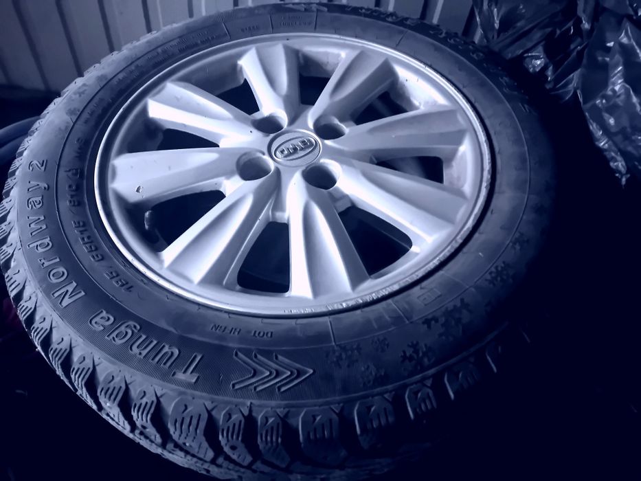 Зимнее Шины с дисками  на 195/65 размер на 15 в отличном состояни