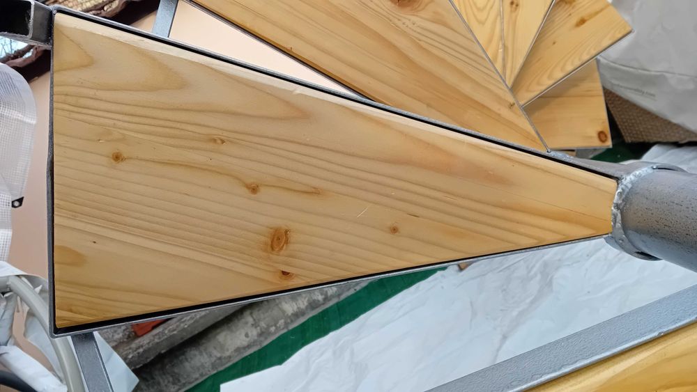 Scara interior, spirala, structura metalica, trepte din lemn