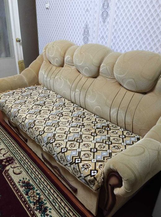 мягкий диван с двумя креслами