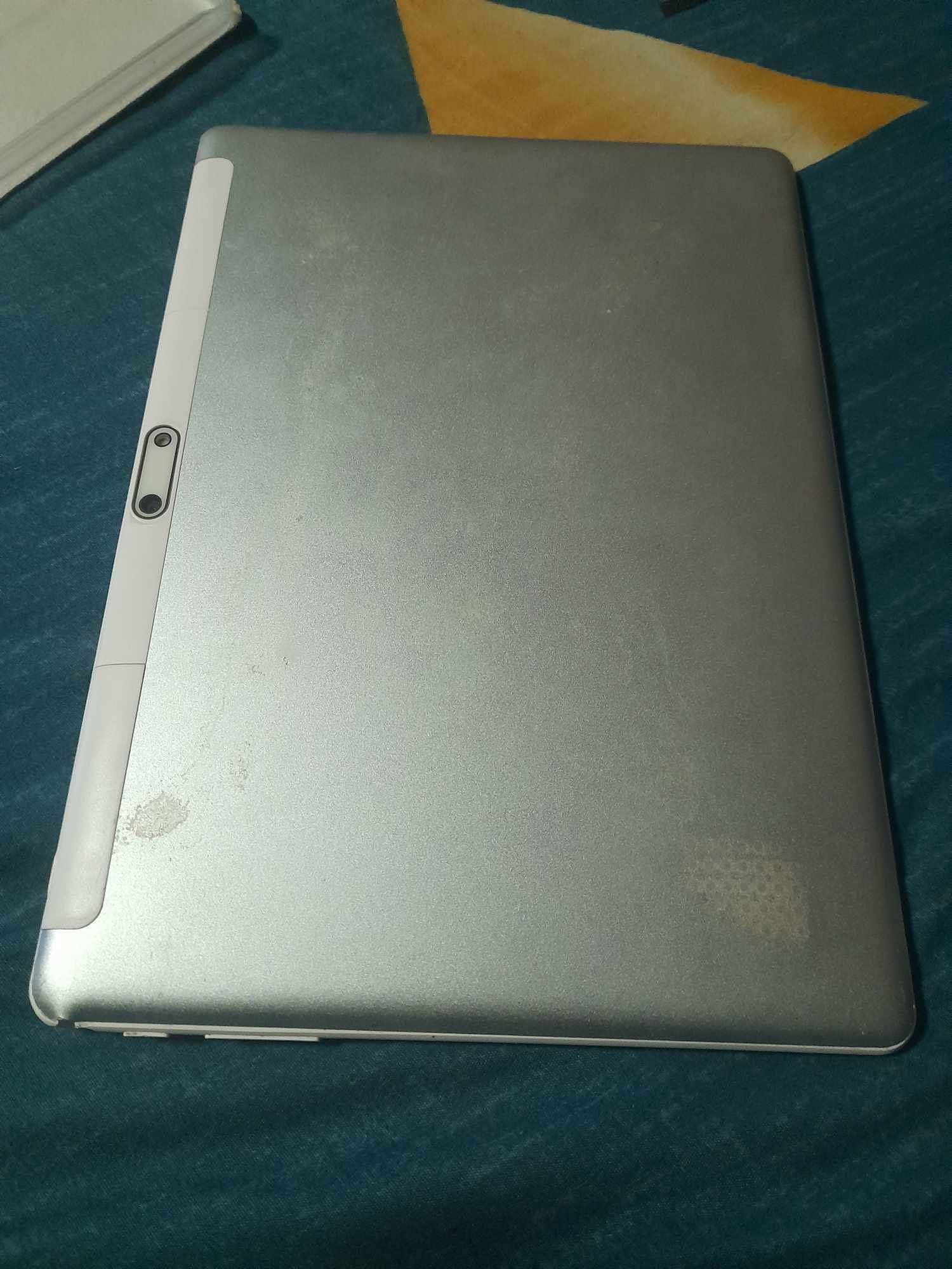 Vând Tableta 64Gb memorie 4GB RAM merge foarte bine, ea este 500lei