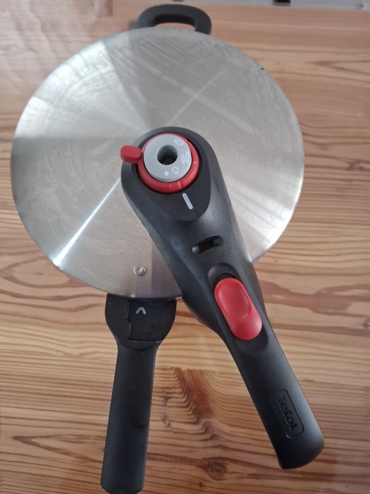 Тенджера под налягане Tefal