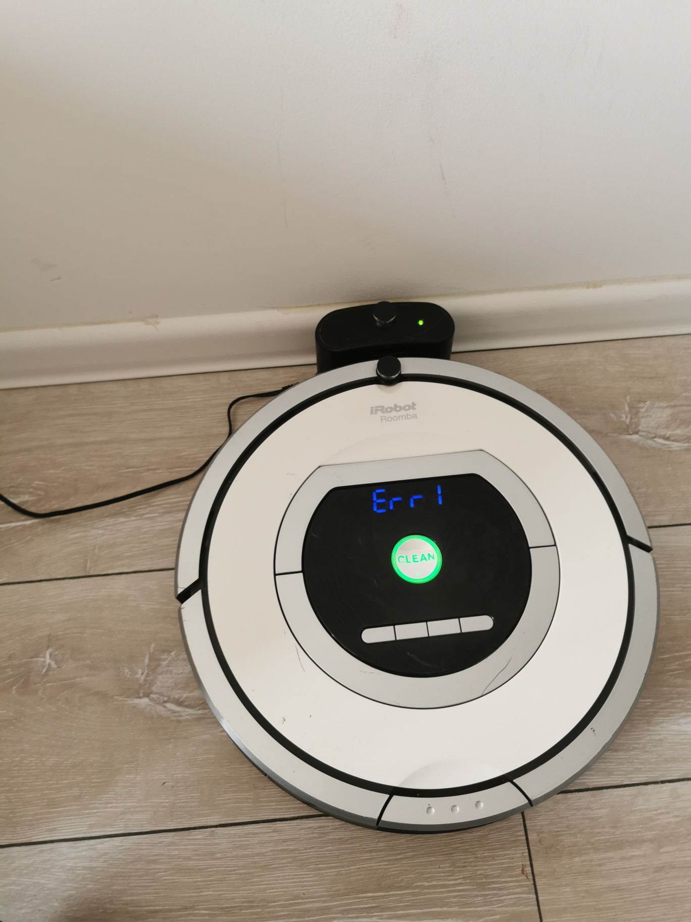 Robot de curățenie IROBOT Roomba cu acumulator NOU.