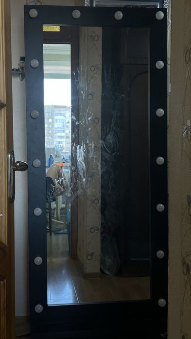 Продам зеркало с лампочками