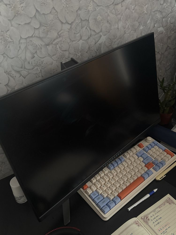 Компьютер со столом и с креслом