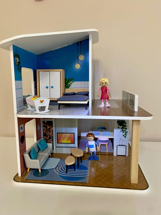 Дървена къща за кукли