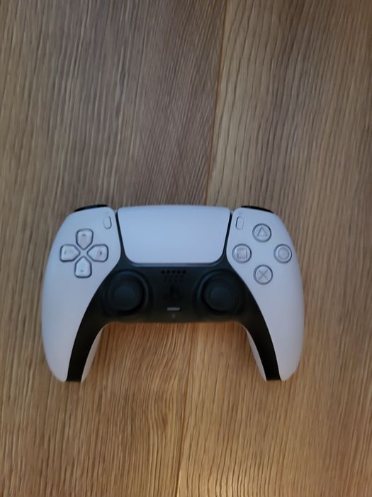 Playstation 5 с джойстик и 2 игри