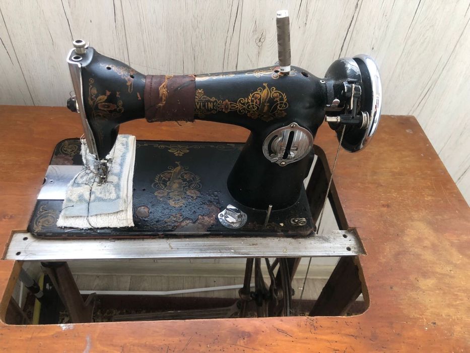 Продам швейную машинку времен СССР