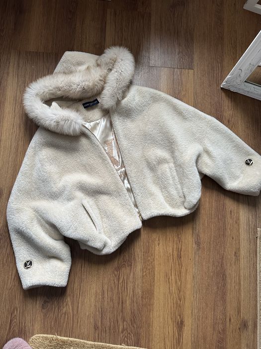 Haină ALCANTARA, LOUIS VUITTON,cu gluga cu blană naturala de vulpe,