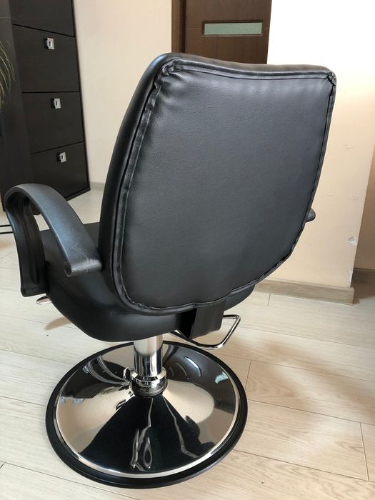 Vând scaun frizerie și masă