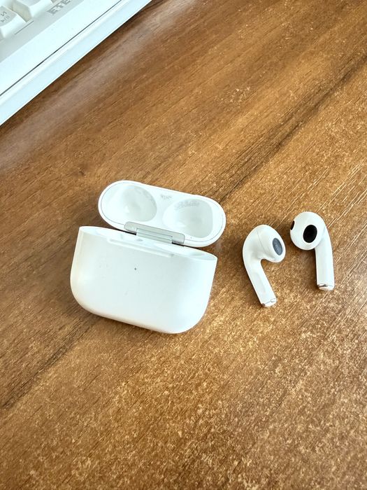 Продам Airpods 3