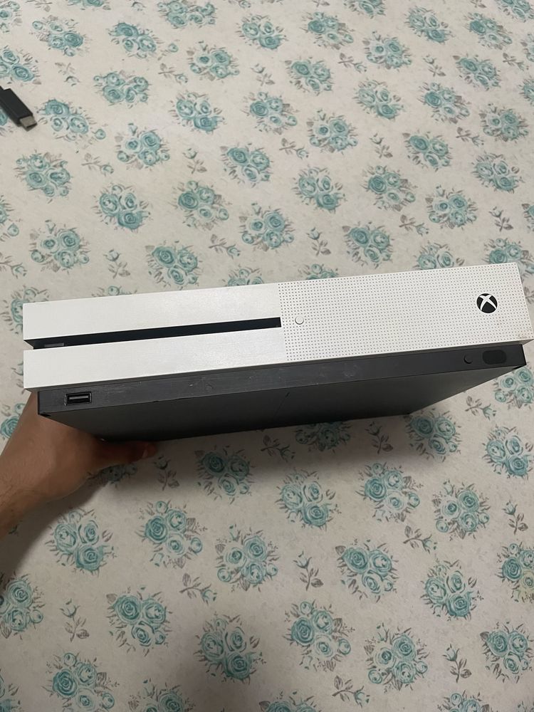 Xbox One S +fifa 19,fifa 22 si gta 5