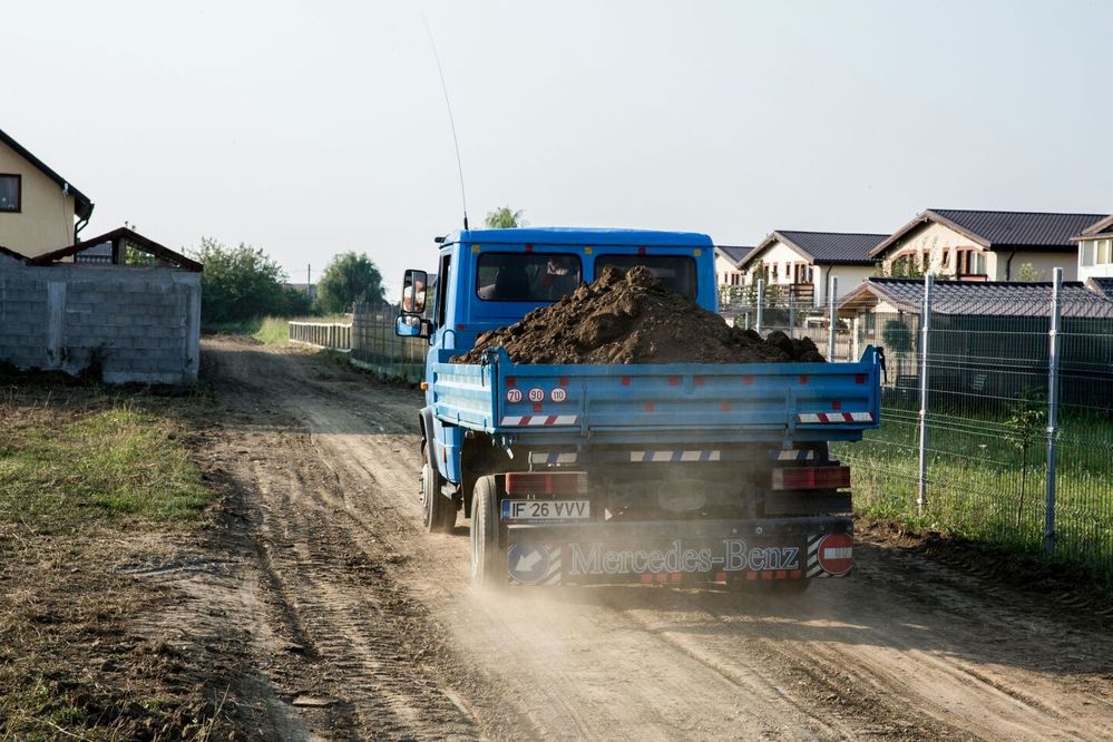 Transport pamant negru vegetal de padure