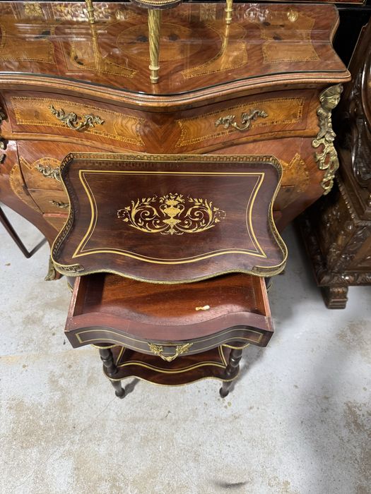 Etajera nepoleon III, cu intarsii si ornamente din alama