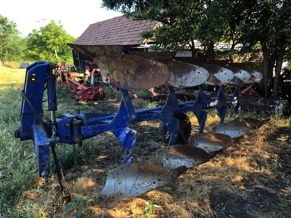 Plug reversibil cu 4 și 5 brazde