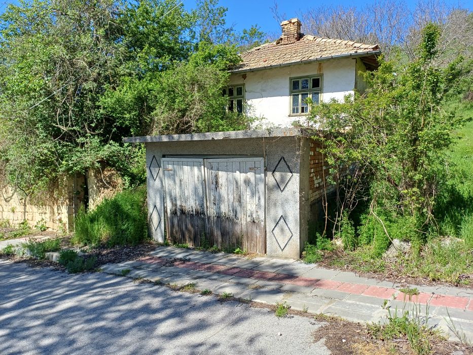 Продавасе къща и земя в тих селски район