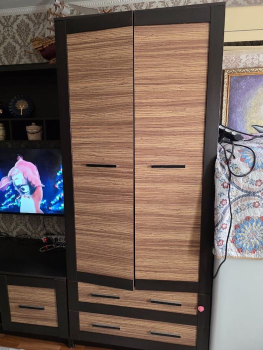 стол 2 метр и 6 орындықпен и шифонер