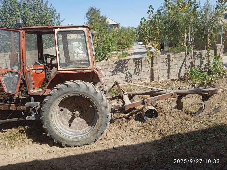 Yumiz traktor sotiladi