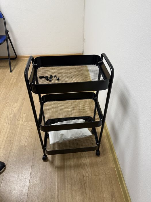 Продам все для салона, кушетки, помощник, стулья