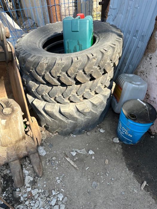 Шины от JCB 3/1 передний