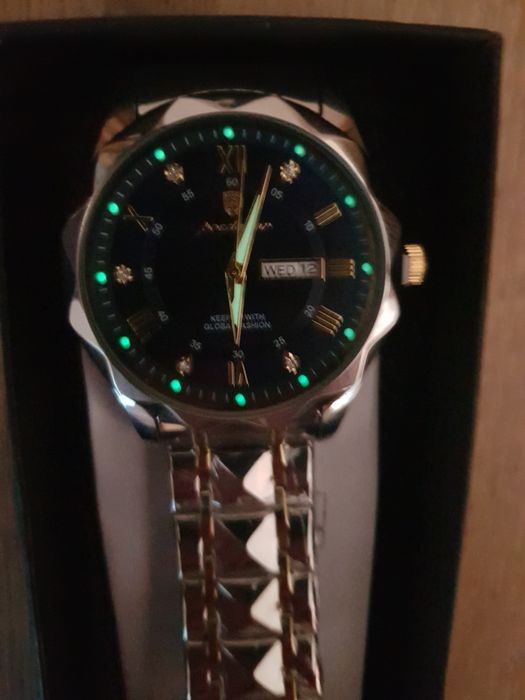 Vănd ceas nou bărbătesc rezistent la apă.