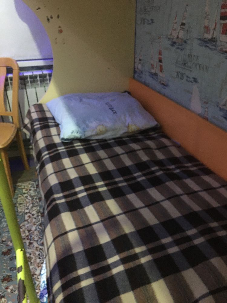 Продам кроват и шкаф в среднем сос.