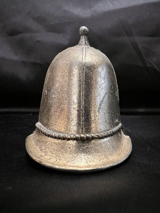Clopotel in forma de casca politist