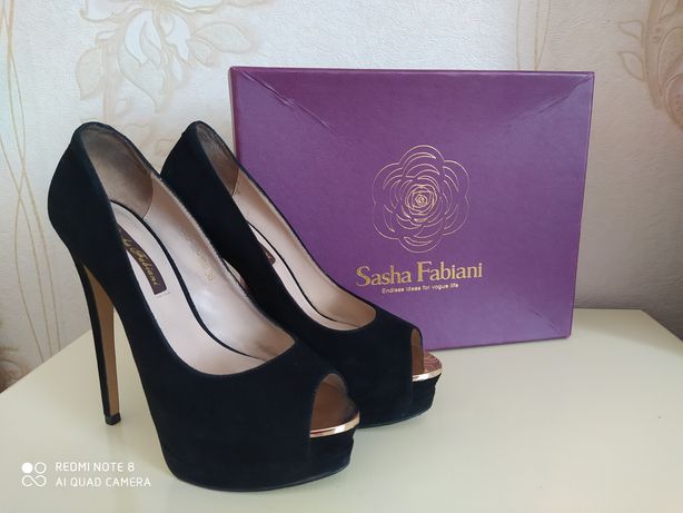 Туфли на высоком каблуке от фирмы Sasha Fabiani