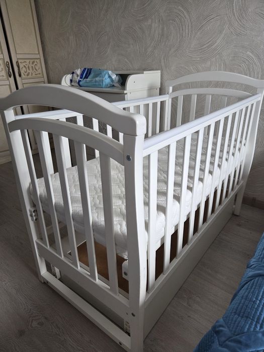 Детская кроватка, маятник, с тумбой, матрасик, наматрасник