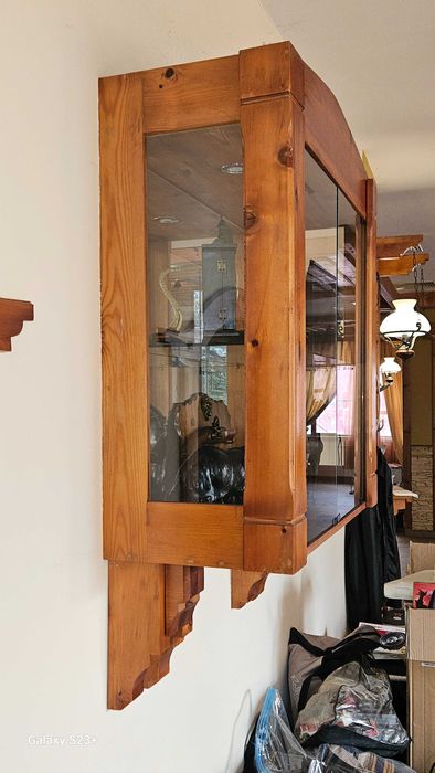 Масивен дървен шкаф - витрина