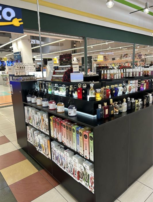 Vand sau inchiriez stand de parfumuri