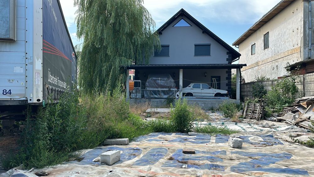 Vand casa in radauti 350 mp  str stefan cel mare  nr 116 B