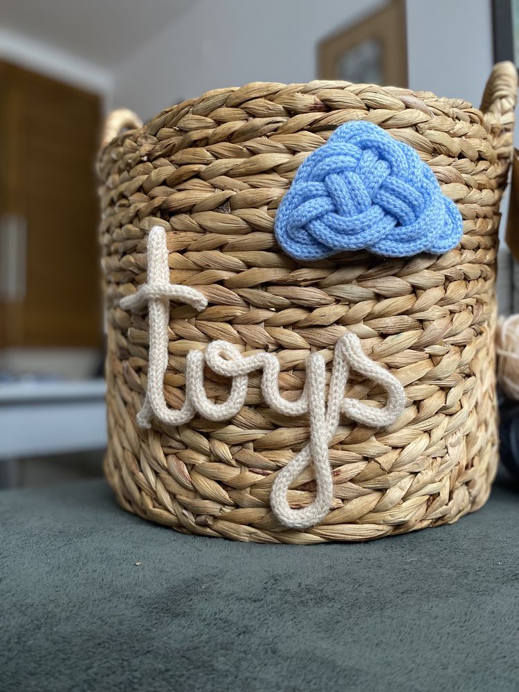 Coș de jucării personalizat cu nume din șnur tricotat