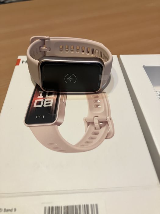 Чисто нов розов смарт часовник Huawei Band 9