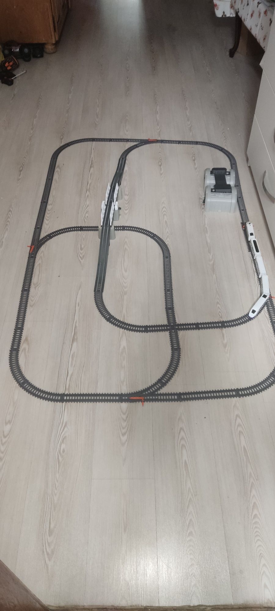 Tren,,circuit electric complex locomotiva+4 vagoane,4 macazuri..