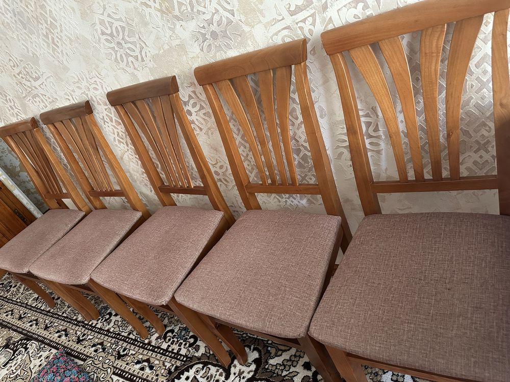 Продаётся 6 стульев из орехового дерева.