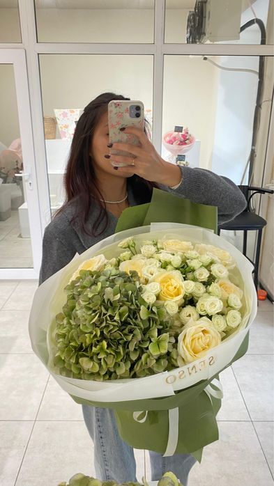 Большой необычный букетик из зеленых гортензии