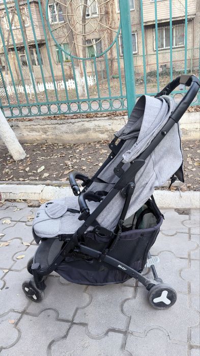 Коляска прогулочная серого цвета….
