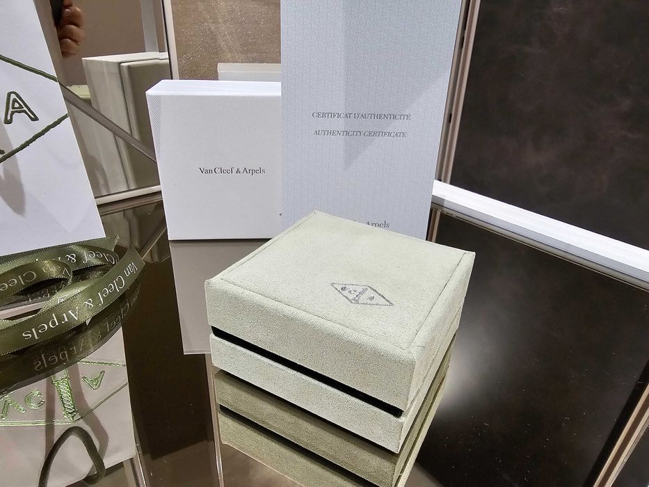 Van Cleef & Arpels VCA Пълен Комплект Кутия и Сертификат за Колие