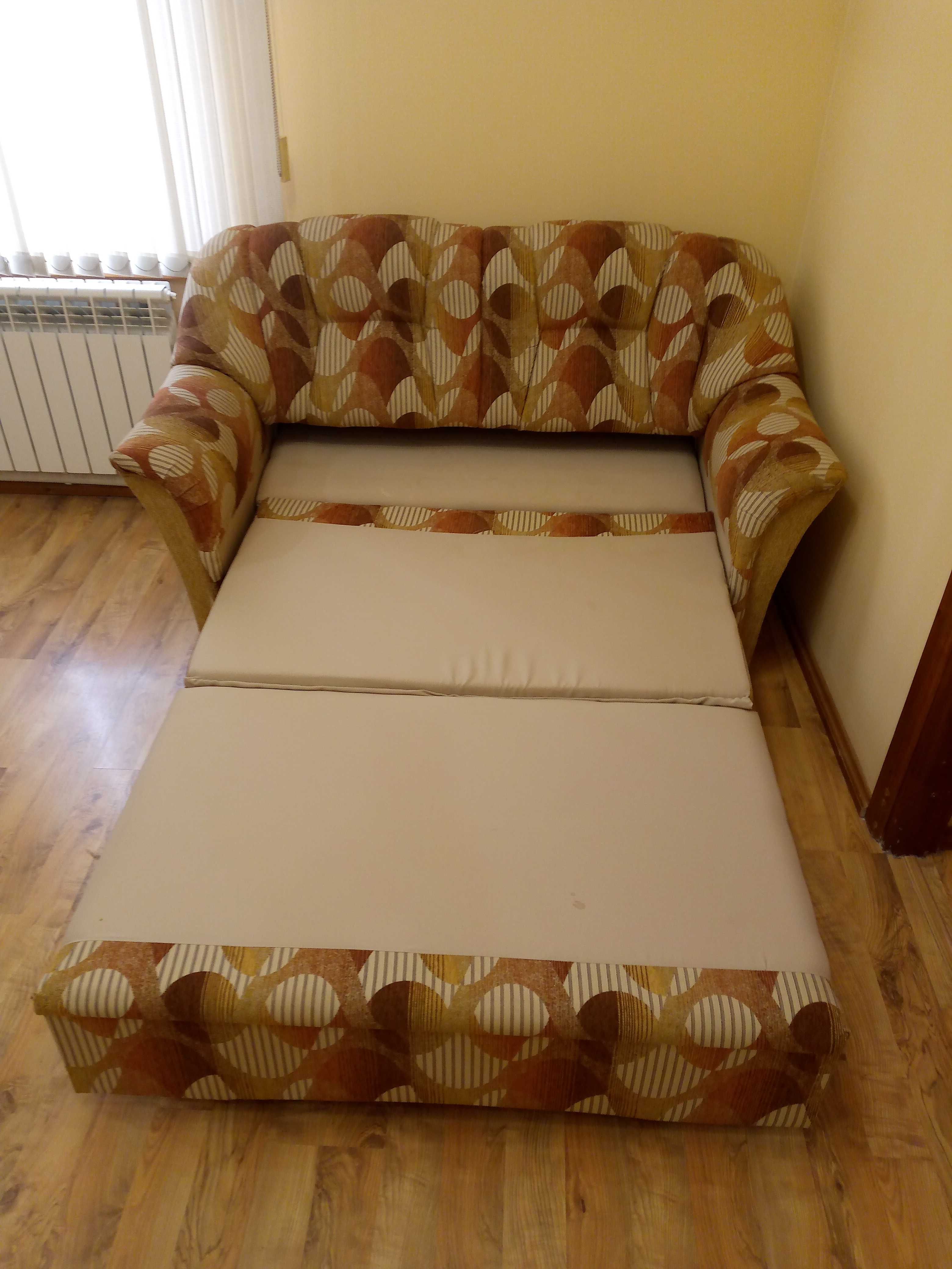 Удобный маленький выдвижной диван с местом для вещей